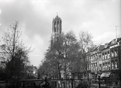 816686 Gezicht op de Domtoren te Utrecht, vanaf de Hamburgerbrug over de Oudegracht.